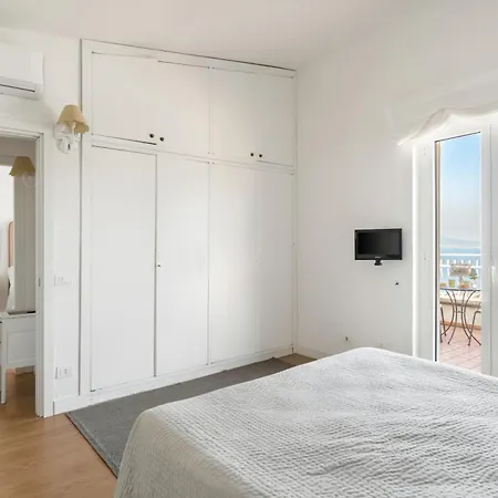 Giu Giu Vista Mare Con Piscina A فيلة