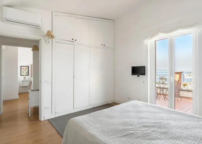 Giu Giu Vista Mare Con Piscina A Βίλα